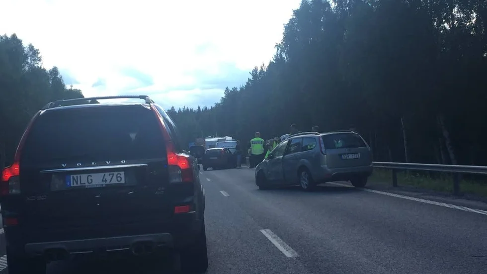 Olycka. Trafikolyckan i Bertnäs omfattade minst två fordon i det södergående fältet. Ett av fordonen var ett husvagnsekipage.