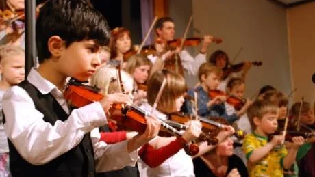 Michael Bol,7, och andra elever från Suzukiskolan uppträdde tillsammans under vårkonserten i Kulturens hus i lördags. Foto: Charlotte Delaryd