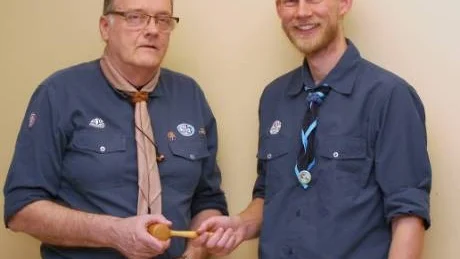 Lars Liljeqwist (vänster) överlämnar ordförandeklubban till Niklas Johansson. Foto: Magnus Liljeqwist