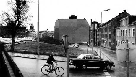 Västgötegatan. Bilden från Folkbladets arkiv är odaterad men troligen från tidigt 80-tal. Nästan 30 år senare ser platsen i princip lika öde ut som då. I kulturlagren under parkering ovan slänten ligger medeltiden förborgad. Grundliga arkeologiska utgrävningar måste ske om de ska kunna byggas bostäder här. men då blir boendet för dyrt.