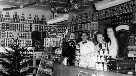 Det var precisionsordning som gällde under julskyltningen. Här ses till vänster Folke Bengtsson i sin speceriaffär. Sedan de anställda: Lars Nilsson samt Åke Nilsson. Denna bild är tagen på 1950-talet av Ragnar Handell.