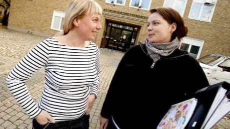 Marie Hellström och Jenny Nord, lärare på Kungsgård, har valt att hantera eleverna vänförfrågningar på Facebook på två olika sätt. Marie säger nej tills de tagit studenten och Jenny har ett magister allias som nuvarande och före detta elever kan bli vän med.