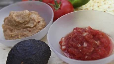 Hemgjord mild guacamole och het tomatsås är goda tillbehör med varierande styrka. Foto: Dan Strandqvist