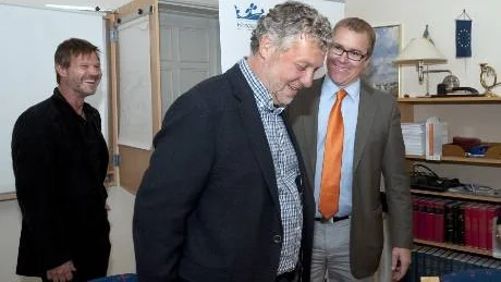 Dsikussion om grön inriktning för en modern industripolitik. Språkröret Peter Eriksson tycker att Norrköping är en fin stad med så trevlig stämning och attityd. Han är bekymrad över attityden hos makthavarna som tror att industrin hör till det förgångna, Sveriges framtid har inte sin grund i hushållsnära sektorn.