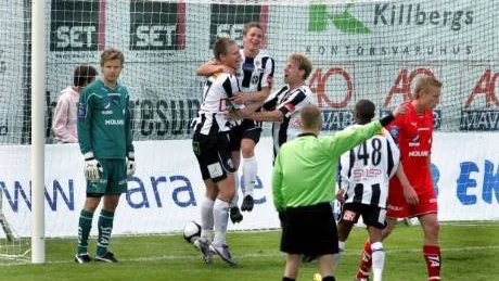 Landskrona. 2010-06-12. Foto:Thommy Nyhlén
Bois-jubel efter 2-1 målet, medan Norrköpingsspelarna deppar....