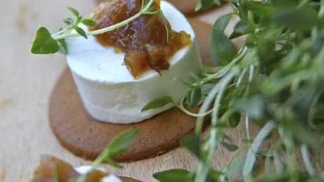 Kryddiga pepparkakor med chevréost, fikonmarmelad och timjan.