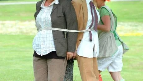 Dunder-Karlsson och Blom får stå bundna vid ett träd. I kostymerna hittar vi Annika Jakobsson, Ulrika Schüler och Lena Eklöv.