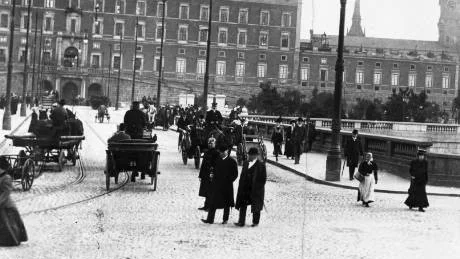 För 100 år sedan när färdmedlet var hästdroskor spatserade herrskap och tjänstefolk bredvid varandra, men deras liv var åtskilda. Insändarskribenten menar att Socialdemokraterna verkar ha fastnat i denna samhällsbild.Foto: Scanpix
