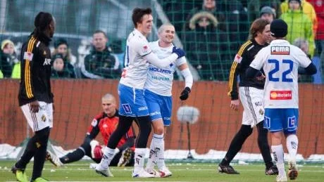 Kvitterat. Daniel Bamberg klappade in 2-2 på Skytteholm och klappas om av Oliver Lönn. Till höger ses Armin Tankovic som imponerade i den andra halvleken. Ovan syns IFK:s förste målskytt Christopher Telo. Foto: Marcus Ericsson/Bildbyrån
