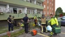 Det tog en stund innan räddningstjänsten lyckades såga loss mannens fot ur gallret och han kunde köras i ambulans till Vrinnevisjukhuset. Foto: Niclas Sandberg