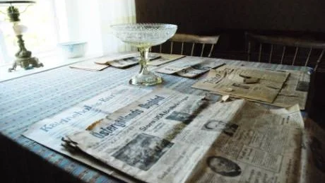 "Dagens" tidningar ligger framme på bordet för den som vill läsa "nyheter".