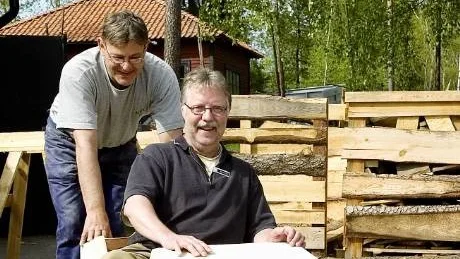 Bengt Karlsson och produktionsledaren Ebbe Andersson testar en av de fyra lådbilar, som man bygger till det lådbilsrace som skolbarn ska genomföra under Åbydagen. Foto: Robert Svensson