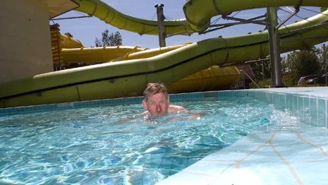 I utomhuspoolen kan man simma ut året om. Bäst effekt blir det såklart när snön ligger i drivor och tempen hasat ner under nollan. Här kan man forsa runt, få massage och bubbla. Det var då Nilsove upptäckte det: 
 Jag har prislappen kvar i badbyxorna!