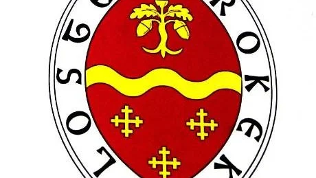 Klosterprojektets nya logotype i Krokek, där man uppifrån ser en ek, Krokbäcken och underst tre kors som symboliserar munkarnas löften om avhållsamhet, fattigdom och lydnad.