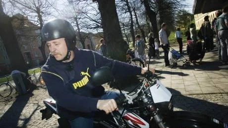 Mopeder som misstänks gå för fort testkörs av polisen mot en hastighetskamera. Här MIkael Skoog på en moped som inte gick för fort.