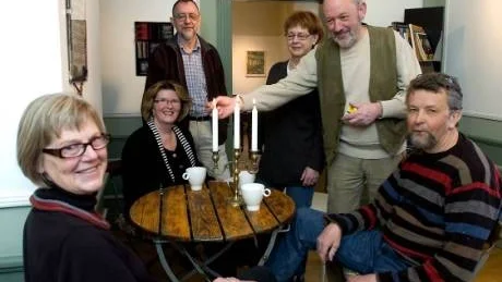 Två nya medlemmar sällar sig till konstnärerna i blandArt. Sittande: Margareta Oldfelt, Eva Persson och Lars Malm. Stående: Janne Bergström, Solveig Strid och Kåge Olsson som tänder ljusen. Foto: Anita Kjellberg