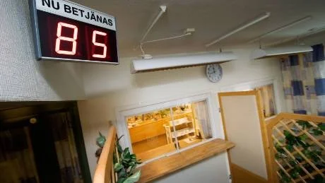 Välfärdens skilsmässobarn är de som pendlar in och ut hos olika myndigheter och anläggningar.