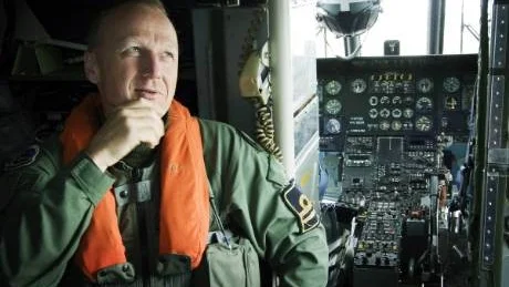 - Jag hoppas av hela mitt hjärta att det blir ett nytt beslut som gör att vi kommer att behålla Vertolhelikoptern, säger Martin Malmborg.