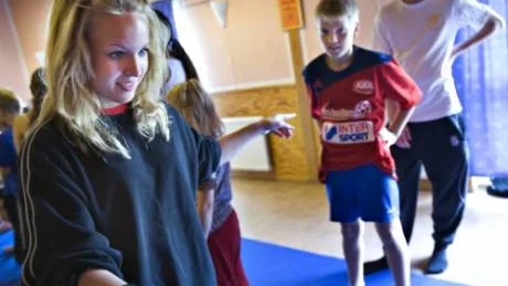 Lovisa Björnberg ger instruktioner...