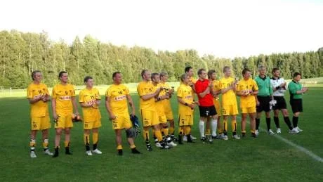 Torstorps IF:s pokalsegrande lag. Från vänster: Jonas Nilsson, Admir Talic, Andreas Lycke, Johnny Källgren, Martin Persson, Robert Ragnarsson, Max Skatka, Andreas Ragnarsson, Rickard Paulsson, Tobias Wallberg, Niklas Nyrén, Andreas Svensson och Niklas Heintze. Domartrion Dag Sundberg, Henrik Persson och Bosse Ericsson på flanken.