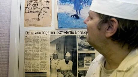 Bland tidningsurklippen finns en Ulf Lundkvist-teckning av Sven bakom disken, från tidningen ETC.