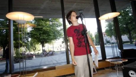 Poetry Slam går ut på att läsa en egenskriven dikt inför publik, för att sedan bli bedömd av en jury. Jonas Edström var en av de tävlande under gårdagens tävling.