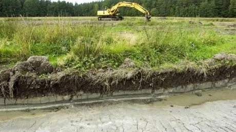 Den regniga sensommaren/hösten har tillfälligt stoppat upp arbetet med våtmarken i Vrinneviskogen. Men snart är grävmaskinen igång igen.