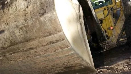 Magnus Larsson styr med precision den stora grävlastaren. Snart har han kört 600 ton grus genom Vrinneviskogen.