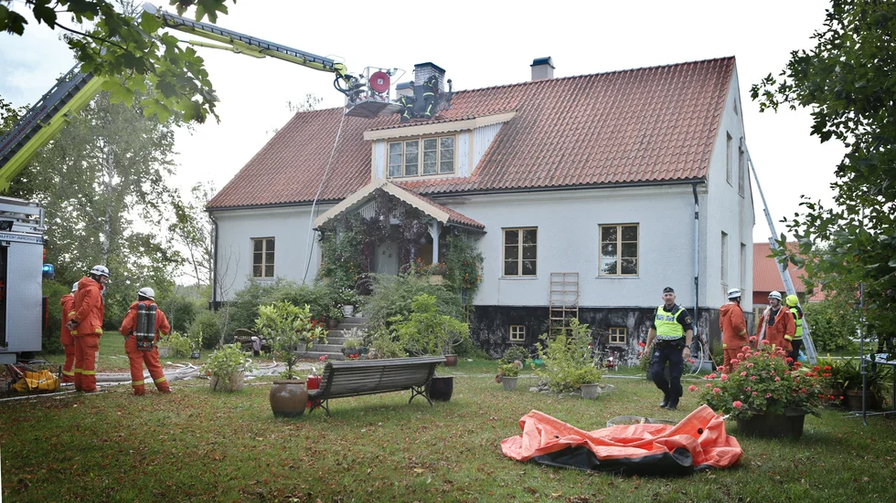 Räddningstjänsten fick larm och branden vid Prästbåtels i Vänge vid 14.45. Först när personal var på plats stod det klart att inga personer fanns i huset.