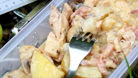 Mat på jobbet. Egen mat på jobbet blir allt vanligare. Grytor, mat med sås eller rustika sallader är bästa jobbmaten. Här en kycklinggryta med bacon och stekt potatis.