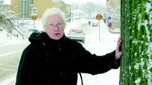 Här halkade Gudrun Wiklund omkull härom dagen. Nu undrar hon hur illa en trottoar egentligen får skötas och vilket ansvar kommunen har.
FOTO: TITTI OLOVSSON
