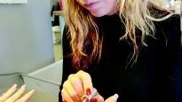 Inte bara hår och kläder utan också naglar ska vara fina till modevisningen. Den saken fixar Sofia Hedberg.