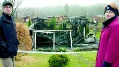 Deras stuga är oskadd, men två andra på Axsäters koloniområde är det inte. "Det är väldigt olustigt", säger Juhanni Tervo och Anne Kataja när de ser den utbrända stugan.
FOTO: TITTI OLOVSSON