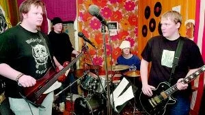 På övervåningen finns tio replokaler. I en av dem repar Hound Dog 6.
FOTO: TITTI OLOVSSON