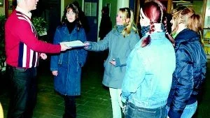 Frida Hedberg och hennes klasskamrater Sanne Darrago, Sarah Fagerberg, Anna Lindahl, Emilia Richard och Magdalena Andersson lämnade igår över protestlistor till humanistiska nämndens ordförande Peter Fransson (s). FOTO: GUNNAR JOHANSSON