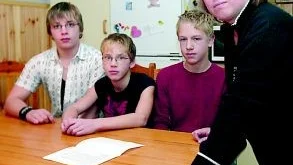 Teija Skoog har skrivit ett brev till Finspångs kommun för att hon vill att en morgon- och en eftermiddagstur med buss 415 ska behållas, så att barnen får en säker skolväg. Sonen Johnny Skoog åker med bussen varje dag och nästa år skulle det vara dags för hans bror Jesper att också göra det. Kompisen Johan Carlsson (närmast Teija) bor dock i Hällestad och slipper problemet. 
FOTO: TITTI OLOVSSON