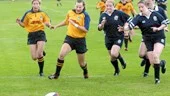 Elin Pettersson (tvåa från vänster) gör här Sveriges fem poäng i matchen mot Skottland på Lingvallen i Linköping. Skottskorna jagar här förgäves, men de vann landskampen med 445.
FOTO: NICLAS SANDBERG
