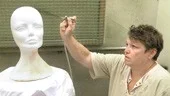 Elisabeth Tengel målar ett frigolithuvud med airbrush-teknik. Det är beställningsarbete från en fotograf som ska ha huvudet att öva ljussättning på.
FOTO: JANNE FORSBY