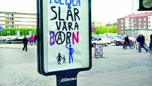 Uppseendeväckande och vågade texter fanns det på några av de "nya" skyltarna, här med ett anarkistmärke. Några timmar fick de synas innan det blev känt för företaget som äger skyltarna, JCDecaux, som omedelbart skickade ut man för att återställa ordningen.