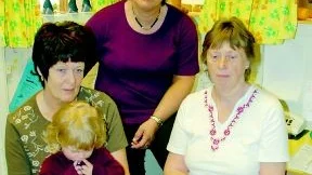 Doris Carlsson (med barnbarnet Emilia), Anita Svensson och Ulla Bernhard som jobbar på hobbyn är besvikna och oroliga efter beslutet om att hobbyn ska göras om till en träffpunkt där endast en person ska jobba.