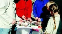 Många poäng kan man få ihop hos Roland Axelsson och Kerstin Karlsson. I alla fall om man som Kevin Heffler, Amanda Ahlsson och Emma Telleskog och de andra i gruppen gör ett collage om vänskap. 250 poäng gav det.
FOTO: GUNNAR JOHANSSON