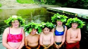 Fick krans. Linda Gustafsson, 12, Per Lindahl, 11, Robin Laszlo, 11, Kristin Mjärdner, 12, och Fredrik Andersson, 10, fick alla en krans efter att ha klarat brons- eller järnmagistern.