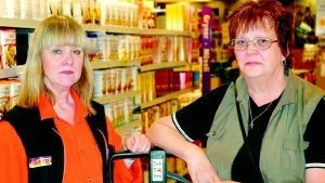 Vill att styrelseordföranden avgår. Gunborg Andersson, till vänster, och Margareta Hedberg har inget förtroende kvar för vare sig styrelsen eller dess ordförande Hans Karlsson. De vill att NÖK:s styrelseordförande avgår så att de kan få arbetsro igen.
FOTO: CAROLINA HÄGGKVIST
