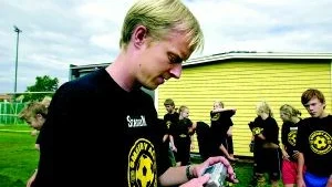 Fotograf? Niclas Fredriksson tog en gruppbild på alla "sommarproffsen" i svartgul mundering. Knäskadade Fredriksson är ansvarig för Smedbys sommarproffsläger.
FOTO: SUSANNE LUNDBÄCK