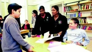 Pristagaren Mercy Baskar, stående till höger, gästade igår Matteusskolan, där hon bland annat träffade eleverna Armando Maraboli, till vänster, och Joakim Konac. Till vänster om Mercy ses före detta barnarbetaren Vasanthi Mani, som går i skola tack vare Mercy Baskars organisation Peace Trust.