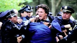 Till Finspång. Inte Sean Penn, men väl Oscarsbelönade thrillern med honom, Tim Robbins och Kevin Bacon i huvudrollerna.