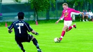 Gamle skyttekungen Johan Wäneus fick ordning på målgörandet i lördags igen och satte dit två bollar mot Köping. Men Hird föll ändå med 4-5 i en målrik historia.
FOTO: NICLAS SANDBERG