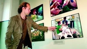 Jeppe Wikström har suttit i juryn och slitit med urvalet till bok och utställning. Personlig favorit är Roger Thuressons bild från Astrid Lindgren-sjukhuset där mamman svimmade när hennes son fick bedövning.  - Ett väldigt bra exempel på hur man kan vänta in en bild. Fotografen var där hela dagen och till sist hände något extra. Men det var viktigt att fotografen var väldkänd där också.