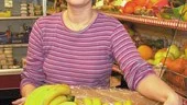 Bredbandsbolaget Utfors har hamnat i en djup ekonomisk kris. Det drabbar även Helena Lundbäck. På bilden Utfors vf Jan Werne och Helena Lundbäck, tillsammans med hästen Mynta.
FOTO: JANNE FORSBY