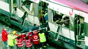 Madrid i onsdags. Nära 200 människor dödas och över tusen skadas när en serie bomber detonerar på de fullsatta pendeltågen på väg in mot Madrids centrum.
FOTO: SCANPIX
